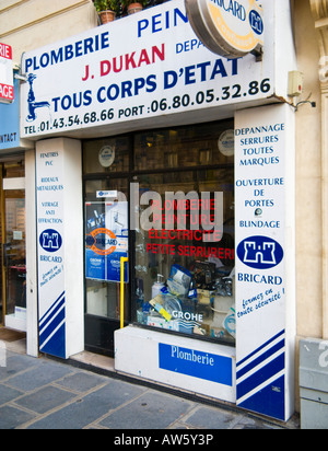 Kleine französische Hardware Shop Sanitär Farbe und DIY-Lieferungen in Paris, Frankreich, Europa Stockfoto