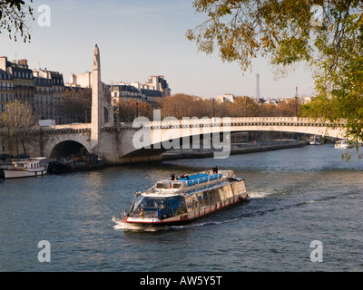 Bateaux Mouches Touristenboot übergibt die Pont De La Tournelle Brücke auf dem Fluss Seine Paris Frankreich Europa Stockfoto