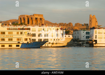 Rush Hour am Tempel von Kom Ombo Kreuzfahrtschiffe degorgieren Touristen in den Tempel Kom Ombo, Stockfoto