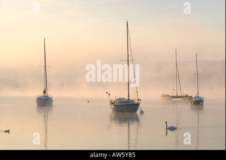 Lake Windermere an einem nebligen Wintern Morgen Stockfoto