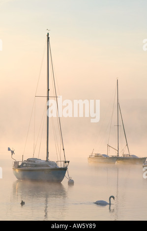 Lake Windermere an einem nebligen Wintern Morgen Stockfoto