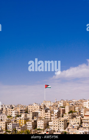 Nationalflagge fliegt über Stadt Amman in Jordanien Stockfoto