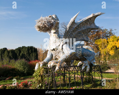 Silver Dragon besteht aus recyceltem Aluminium Dosen im Jardin des Plantes Paris Frankreich Europa Stockfoto