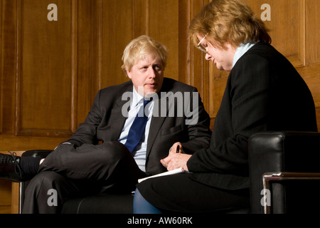 MP Boris Johnson interviewt vor der Bürgermeisterwahl in London, County Hall, London, 27.02.08 Stockfoto