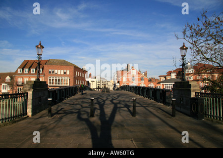 Mit Blick auf Eton über die Brücke von Windsor, Windsor, England. Stockfoto