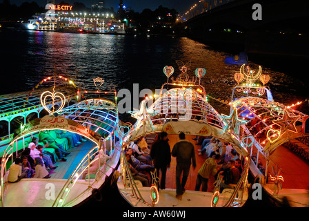 Am Abend sind die Motorboote mit bunten Lichtkugeln, die Menschen rund um für eine 20-minütige Fahrt auf dem Nil gut beleuchtet. Stockfoto