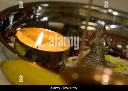 eine Kerze auf einem Teller im Rahmen eines hindu Segens Stockfoto