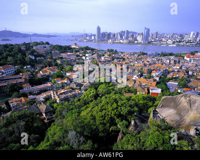 Panoramablick über autofreie Insel Gulangyu, mit Xiamen Stadt jenseits. Stockfoto