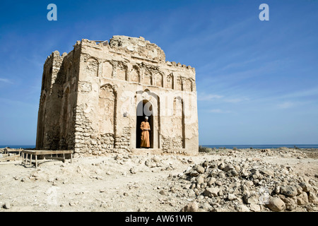 Außenansicht der einzig verbliebene Struktur in der zerstörten mittelalterlichen Hafen Stadt Qalhat, Oman Bibi Maryam-Moschee. Stockfoto