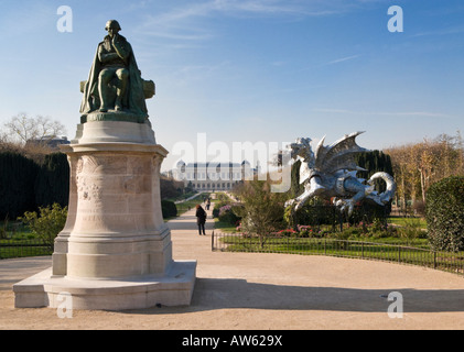 Statue von Lamarck in den Jardin des Plantes Paris Frankreich Europa mit dem Natural History Museum und silberne Drache Kunstskulptur Stockfoto