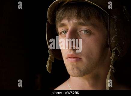 junger Mann mit Vintage Armee Helm Stockfoto