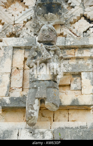 Uxmal, Mexiko - 19. Jan 2007: Maya Krieger Schnitzerei - Nahaufnahme eines architektonischen Details der Casa de las Monjas oder des Nonnenkloster Stockfoto