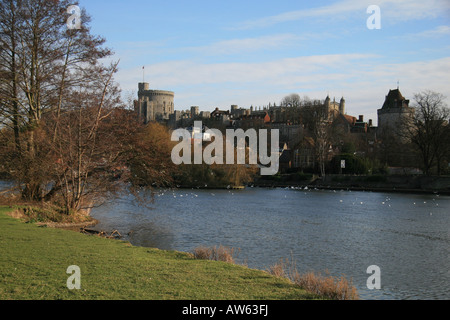 Der Rundturm betrachtet Windsor Castle aus dem nördlichen Ufer der Themse. Stockfoto