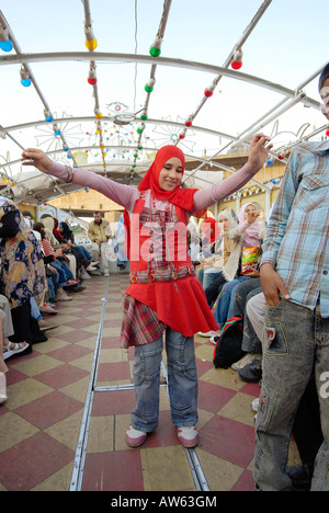 Fatma tanzt auf einem Motorboot auf dem Nil in Kairo, sie macht einen Ausflug mit ihrer Schule. Stockfoto