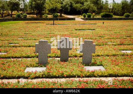 Drei Grabsteine auf dem deutschen Soldatenfriedhof in Maleme, Kreta, Griechenland. Stockfoto