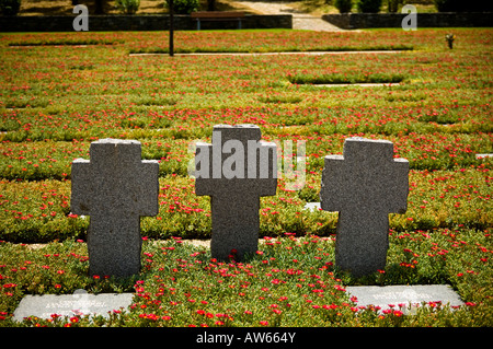 Drei Grabsteine auf dem deutschen Soldatenfriedhof in Maleme, Kreta, Griechenland. Stockfoto