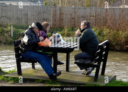 Menschen Sie trotzen kalten Tag zu Mittag essen, Maltings Sawbridgeworth Hertfordshire Stockfoto