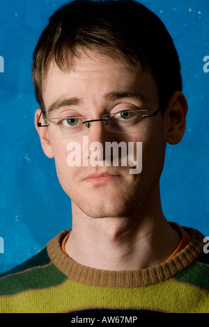 Junger Mann Grimassen Stockfoto