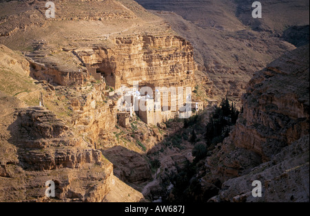 Ein Blick auf das Kloster St. George von Koziba eingebettet in das grüne Tal des Wadi Qelt in der Judäischen Wüste in der Nähe von Jericho Stockfoto