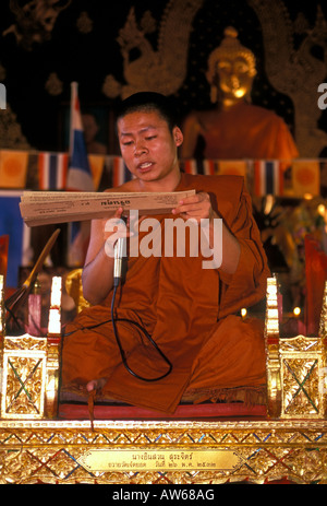 Thais, jungen Mönch, Mönch, Mönche, beten, Gottesdienst, Wat Chedi Yod, Chiang Mai, Provinz Chiang Mai, Thailand, Asien Stockfoto