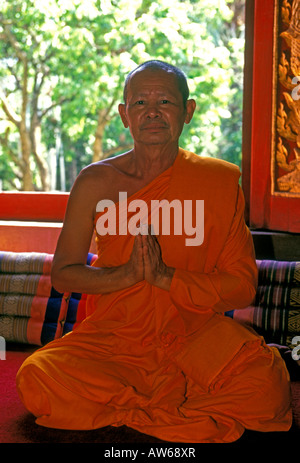 1 eine Thais Person Mann männlich Mönch am Gottesdienst Wat Chedi Yod Chiang Mai Chiang Mai Provinz Thailand Asien Stockfoto