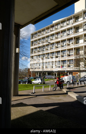 Brutalismus, modernistischen Block von Wohnungen/Appartments in einem Park in Roehampton, South West London mit Motorrad im Vordergrund Stockfoto