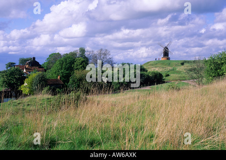 Brill Buckinghamshire Windmühle Post Mühle postmill grünen sanften traditionellen englischen Landschaftsgartens grünen Feldern Bäume Segel England Stockfoto