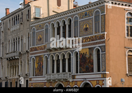 Palazzo Barbarigo Palast Malerei Mosaik an Wand zeigen Glasfabrik Grande Canal Venedig Italien, April 2007 Stockfoto