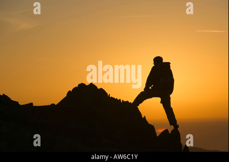 Ein Walker auf Wirbel Howe bei Sonnenuntergang Seenplatte UK Stockfoto