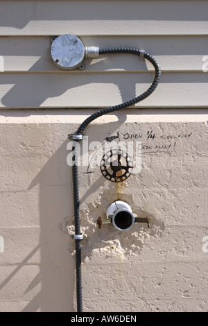 Elektrischer Draht an Kellerwand des Hauses befestigt. Foto: Willy Matheisl Stockfoto