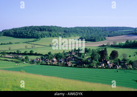 Turville Buckinghamshire grüne Hügellandschaft des englischen Landschaftsgartens Ackerland Weideland Dorf Felder Ackerland Landwirtschaft Wald Stockfoto