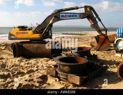 Bau Fahrzeug und Heavy Duty Rohr und Ausrüstung auf Boscombe Strand, Bournemouth, Großbritannien. Stockfoto