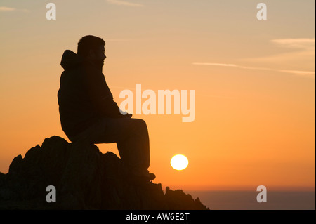 Ein Walker auf Wirbel Howe bei Sonnenuntergang Seenplatte UK Stockfoto