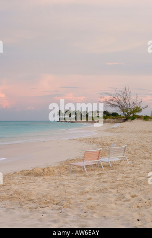 Lounge Stühle an einem Strand am frühen Morgen verlassen Turks- und Caicosinseln Stockfoto