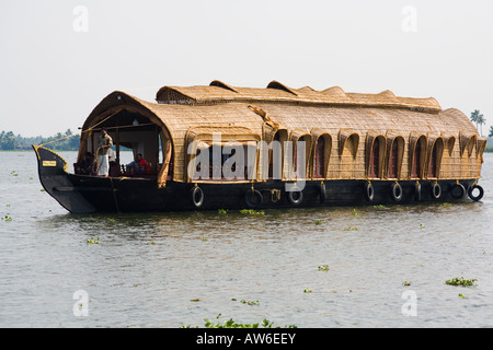 Kettu Vallam Hausboot auf dem Fluss, Kuttanad Backwaters, in der Nähe von Kainakary, Alleppey District, Kerala, Indien Stockfoto