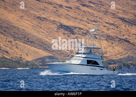 Ein Sportfishing Boot Kreuzfahrten die Gewässer vor Maui, Hawaii. Stockfoto