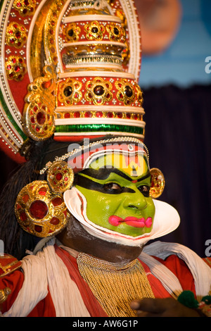 Kathakali Tänzer tragen bunt machen und Kopfschmuck, kulturelle Zentrum Cochin, Cochin, Kerala, Indien Stockfoto