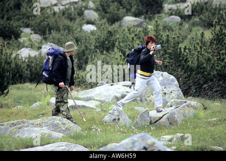 Outdoor-Wandern und Dreharbeiten in Nationalpark Pirin Bulgarien Stockfoto