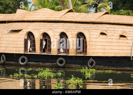 Kettu Vallam Hausboot auf dem Fluss, Kuttanad Backwaters, in der Nähe von Kainakary, Alleppey District, Kerala, Indien Stockfoto