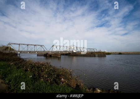 Eine Brücke überquert man die zahlreichen Gewässer auf dem Sacramento-San Joaquin River Delta in Kalifornien. (Foto von Kevin Bartram) Stockfoto