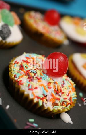 Ein Tablett mit leckeren Feenkuchen Stockfoto