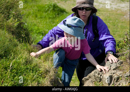 Mutter und Tochter Wandern Crescent City, Kalifornien, USA Stockfoto