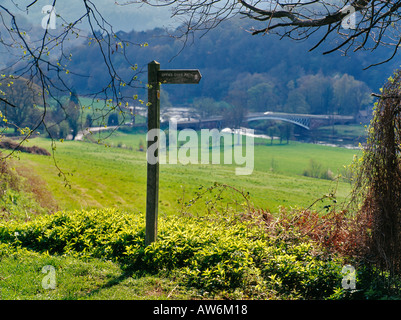 OFFA' S DYKE FUß WEG ZEICHEN IM WYE VALLEY MIT DEN FLUSS WYE IM HINTERGRUND FRÜHLING GLOUCSTERSHIRE KÖNIGREICH Stockfoto