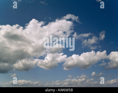 DUNKELBLAUEN HIMMEL DRAMATISCH WEIßE WOLKEN HOCHDRUCK WETTER SOMMER EUROPA Stockfoto