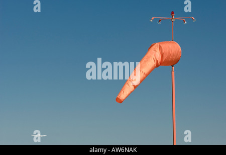 Flughafen-Windsack Windrichtung angegeben Stockfoto