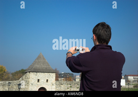 Junger Mann Betrieb Digitalkamera fotografieren Burg Stockfoto