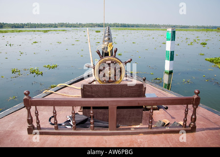 Bogen und Steuerrad Kettu Vallam Hausboot auf dem Fluss, Alleppey, Kerala, Indien Stockfoto