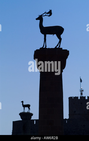 Der Hirsch und Reh Statuen am Eingang zum alten Hafen von Rhodos im Dodekanes in Griechenland. Stockfoto