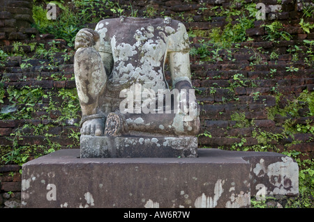 Eine kopflose STATUE sitzt im Inneren der MY SON Ruinen zentral-VIETNAM Stockfoto