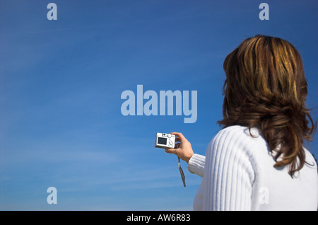 Eine junge Frau mit Digitalkamera Stockfoto